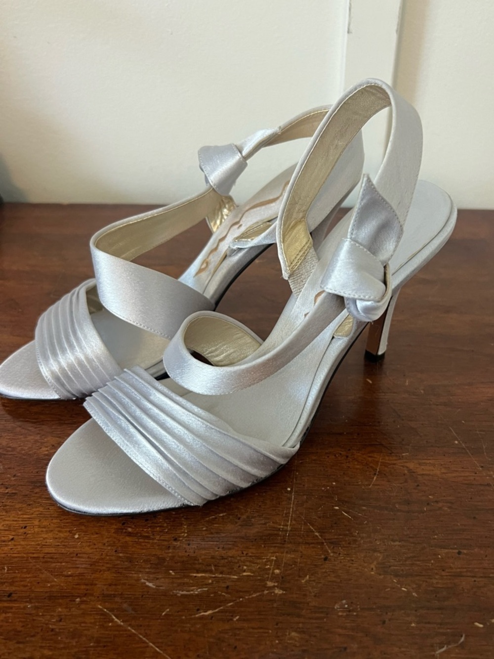 Nina Silver Satin Knot Slingback Heels size 6.5